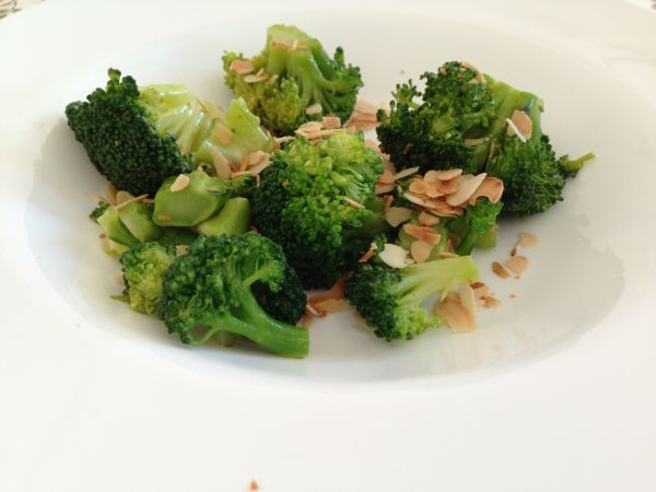 Broccoli cu fulgi de migdale